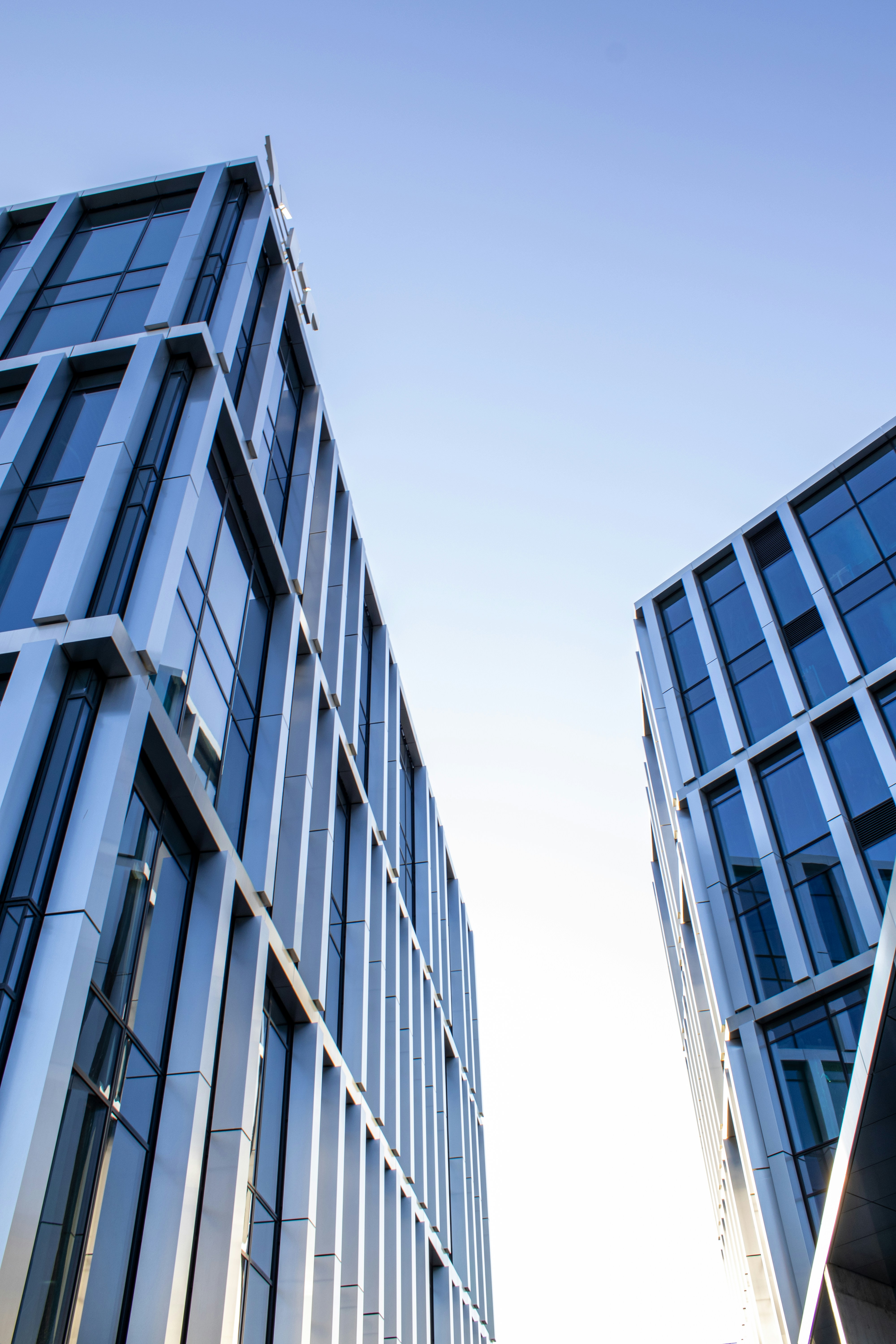 Modernes Bürogebäude mit Glasfassade