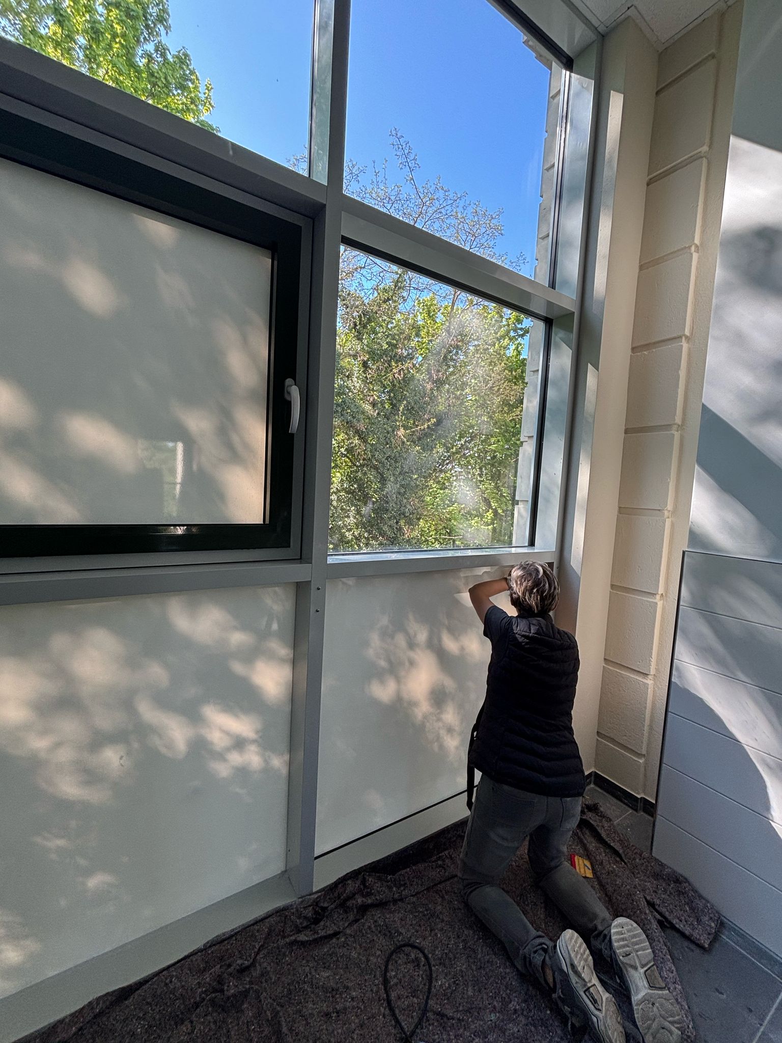 Folienmontage an Schulgebäude – echtes Referenzprojekt