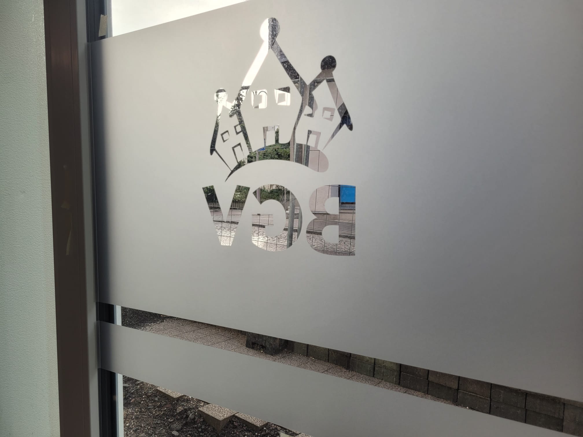 Sichtschutzfolie mit Logo-Applikation